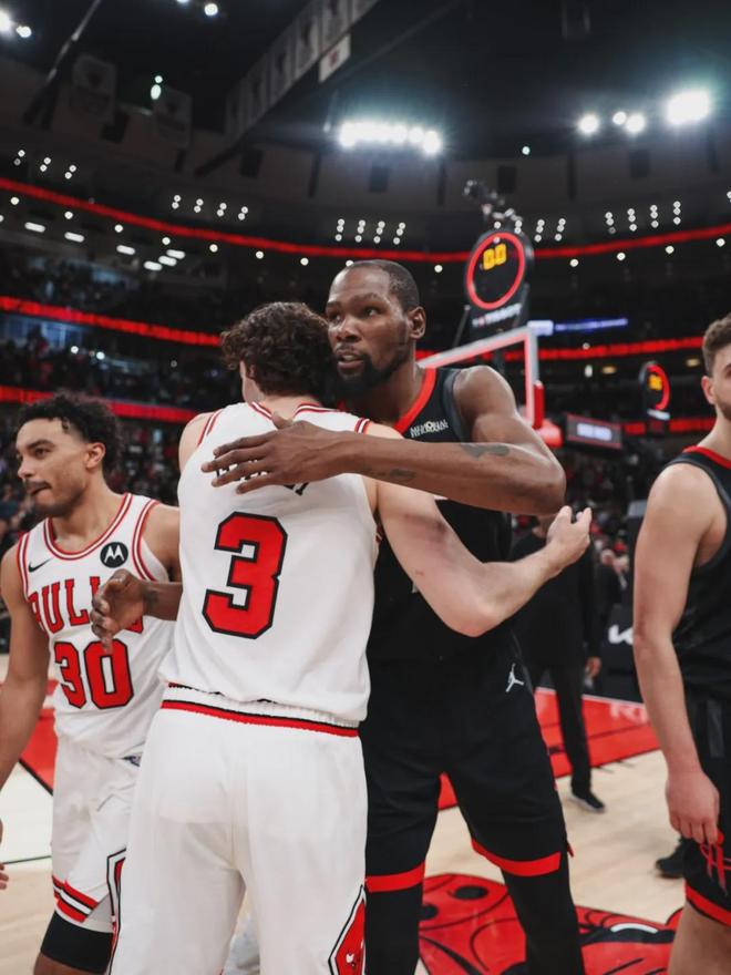 马刺大胜热火提前锁定西南赛区冠军 阿德巴约与