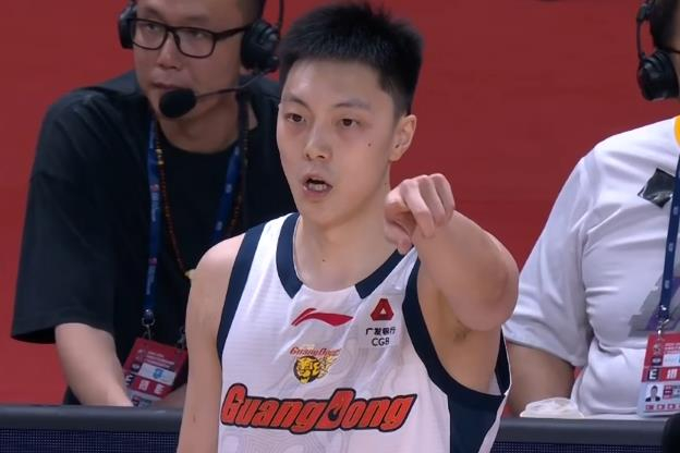 广东男篮客场逆转广州杜锋帅位悬顶